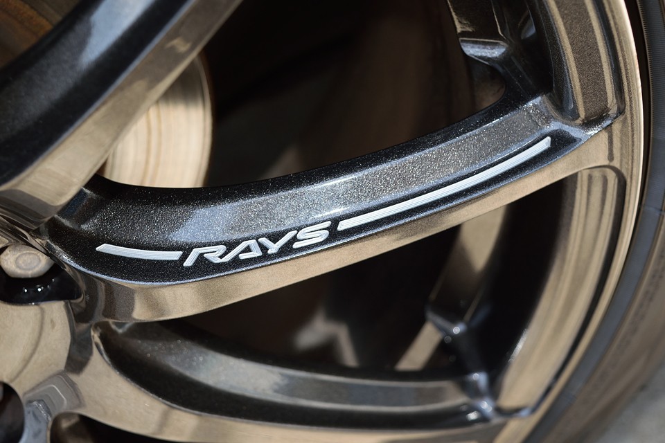 デザインに溶け込むようにRAYSのロゴが入っています。主張し過ぎない大人な感じはセンスですねぇ。