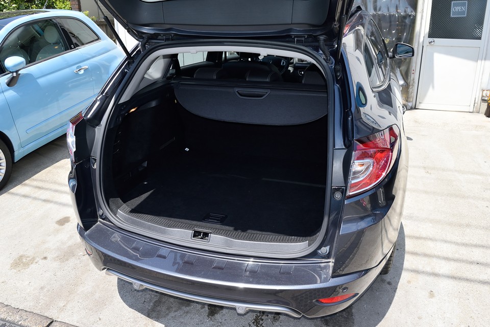 ひと昔前なら、エステートボディと言えばゆるいのが当たり前でしたが、現代のヨーロッパ車はセダンボディにも匹敵する剛性感！