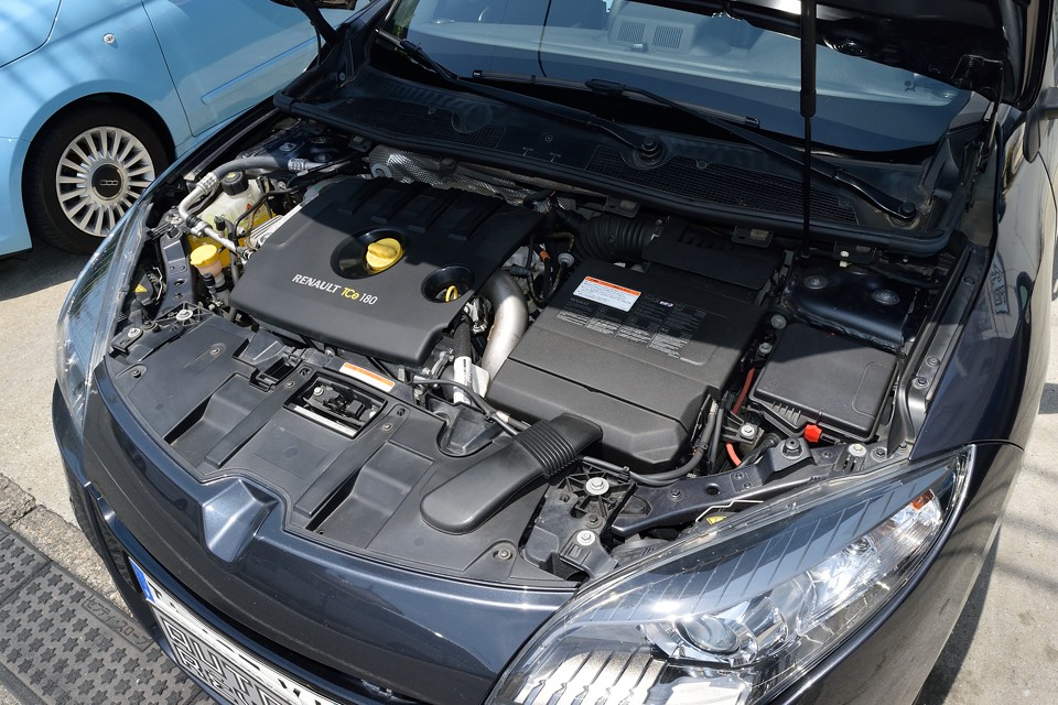 直列4気筒DOHC16バルブターボ、1998cc、最高出力180ps/5500rpm、最大トルク	30.6kg・m/2250rpmを発生！出力的にはGTラインとGT220のちょうど中間のスペック！・・・ってことは、即ちベストバランスモデル！