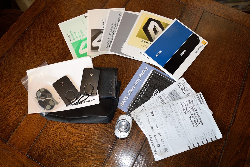 各種マニュアル、記録簿、スペアキー等すべて揃っています。カロッツェリアの上位ナビだけの専用コントローラーも付属します。