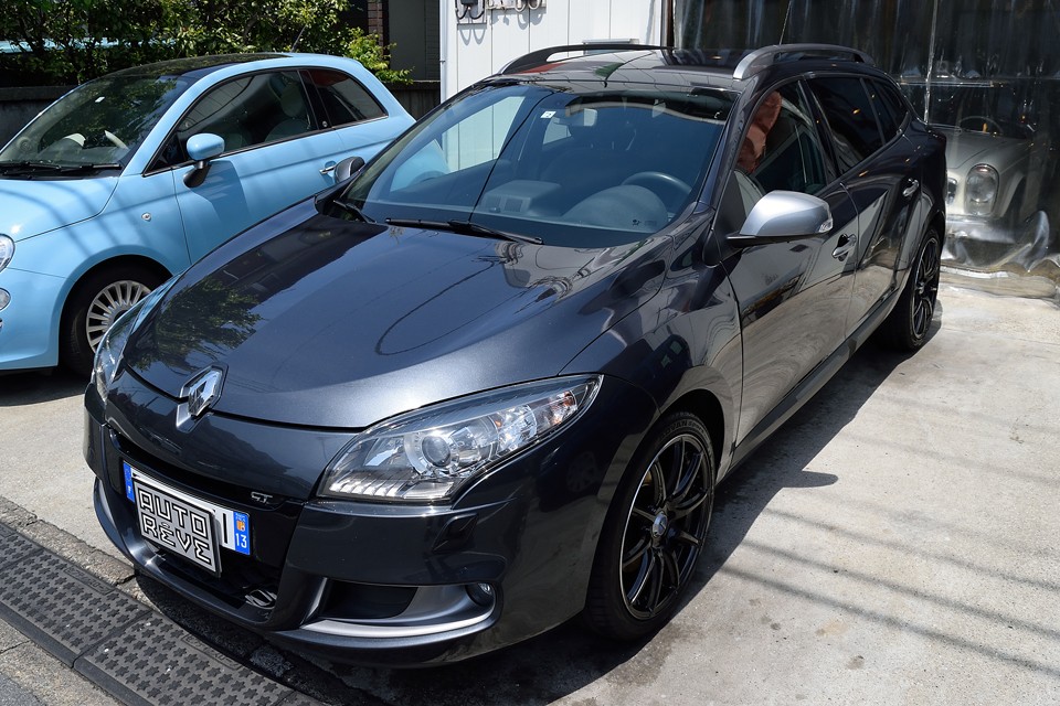 おぉ～、こうやって改めて見ると「硬派」な感じがいいですねぇ。これで便利なエステートなんですからね。自家用車として1台選べ！と言われたら、こういうクルマなのかもしれませんね。