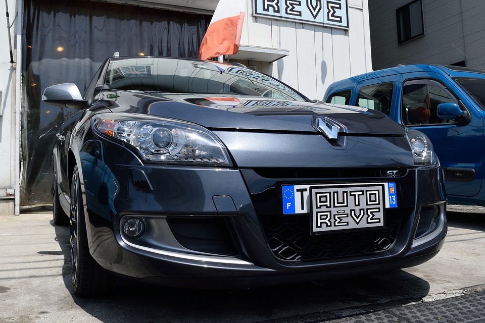 RAYSアルミホイールで足元はキリッと引き締まり、ボディカラー「グリエクリプスＭ」と相まって、とってもクールで男気溢れる印象！