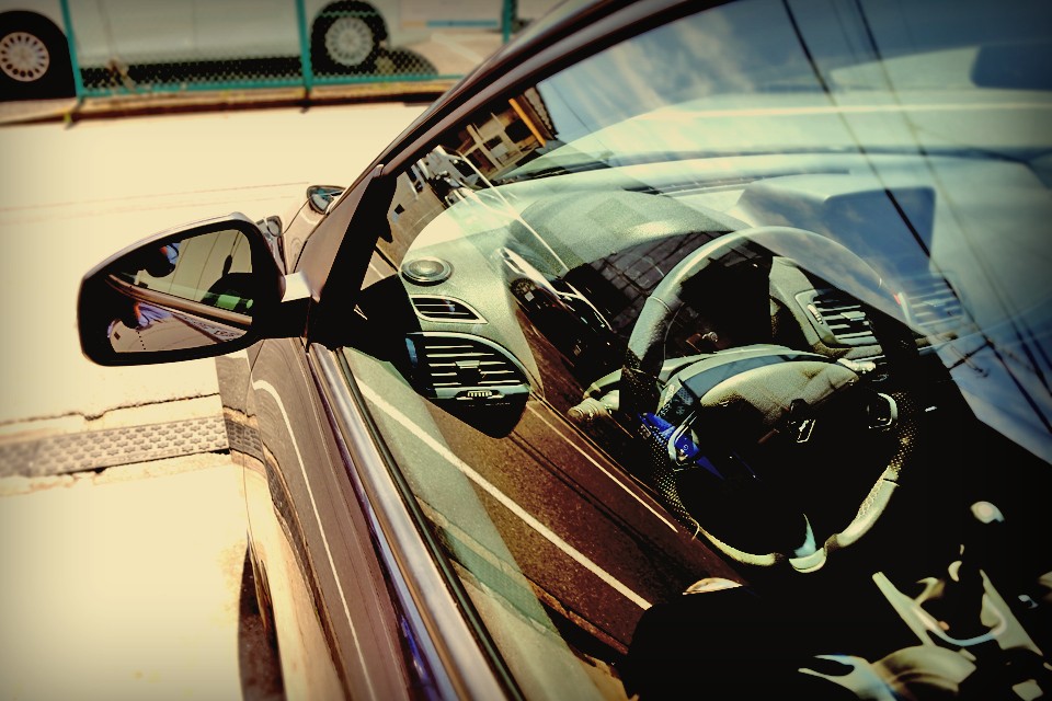 その後の、マーケティングの結果なのか、右ハンドル車の生産の都合なのかは分かりませんが、こんないいモデルを廃止してしまうところが、良くも悪くもルノー・・・。