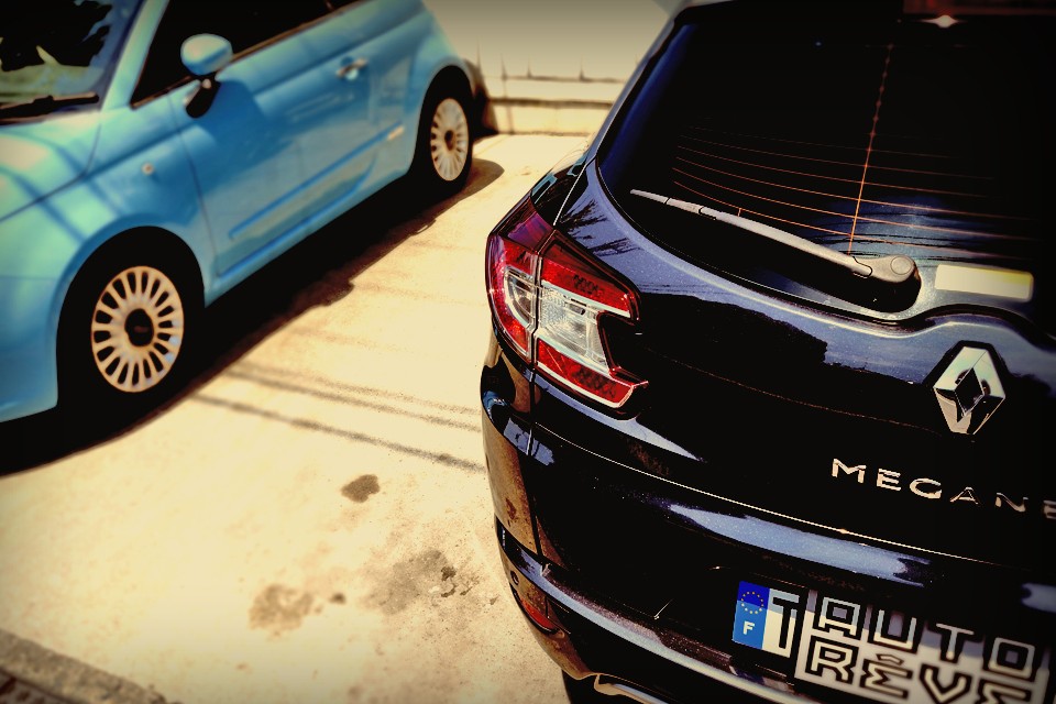 競合の多いセグメントなので、おそらくこのメガーヌエステートも国内での販売は振るわなかったと思いますが、売れるクルマと良いクルマは別物・・・それを改めて感じるモデルです。