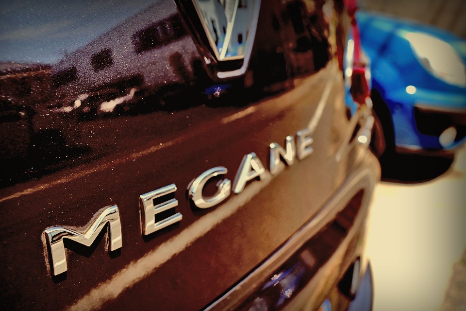 ルケモン時代のルノー車の、あのガッチリ感が垣間見えるのもこのセグメントだからでしょう・・・って言うか、この車格でないと実現できない程のコストが掛かると考えた方がいいかもしれません。