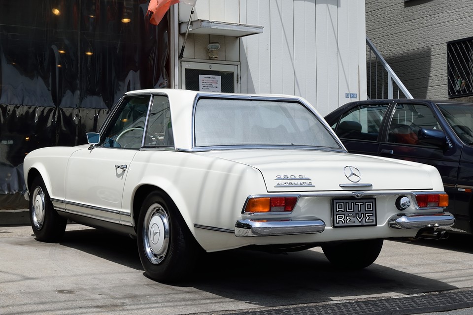 「走る貴婦人」とも呼ばれるその美しいフォルムは、画家、彫刻家でもあるフランス人のポールブラックによるもの。後にフランス高速鉄道TGVの内外装デザインを担当する稀代のセンスが、如何なく発揮された初期の代表作！