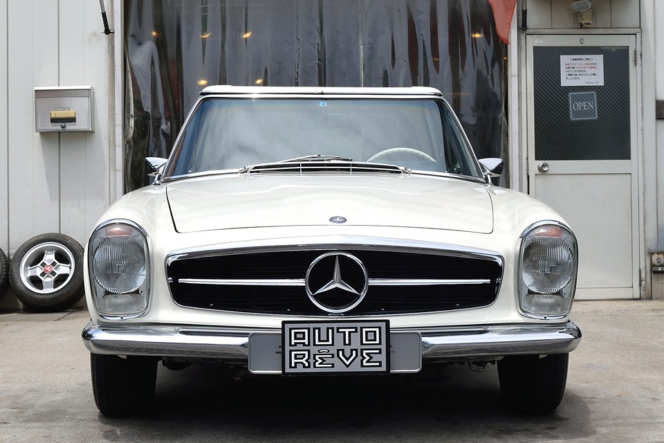 特に個人的に驚きを覚えたのが、見る者の気持ちに訴えてくるこのフロントマスク。それまで主流の丸目から、代名詞にもなっているこの「縦目」をどうやって発想したのか・・・天才の成せる技なのでしょうね。