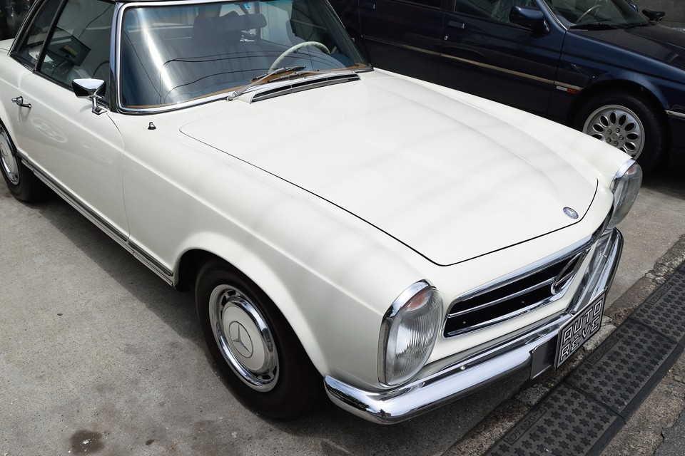 元色はライトブルーのようですが、白に全塗装されており、塗装状態はツヤのある良い状態です。塗装の質もかなり上質で、深みのある白がエレガントさを一層引き立てていると思います。