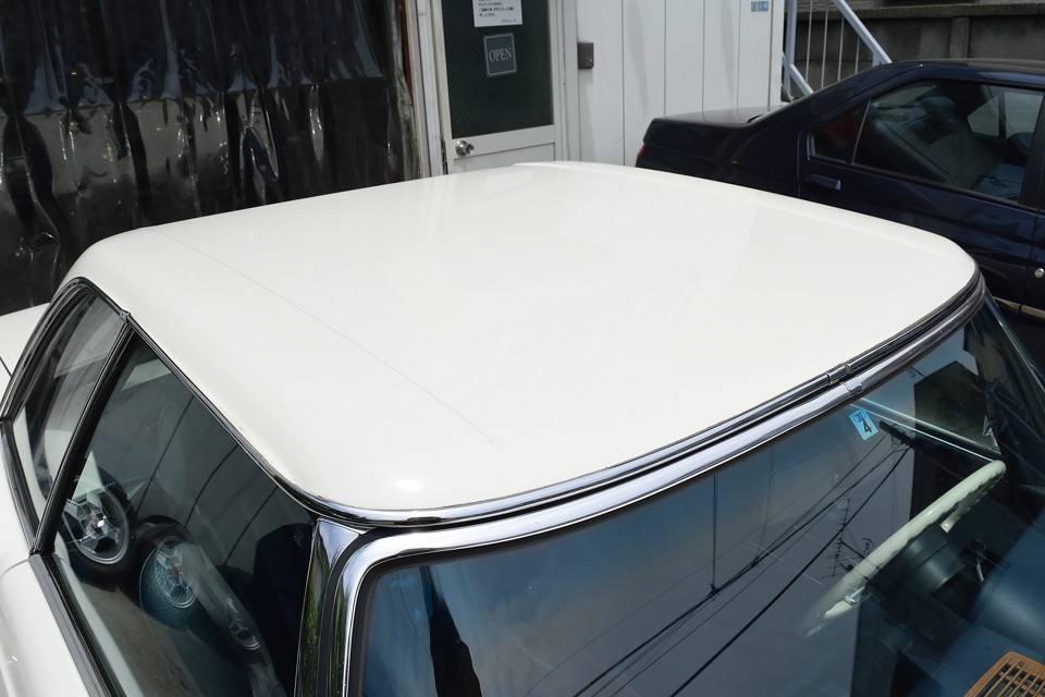 もはや280SLの代名詞にもなっている「パゴダルーフ」と呼ばれる脱着式のハードトップ。装着時はボディ剛性にも貢献するほどシッカリとしたもの。もちろん塗装も美しい状態です。