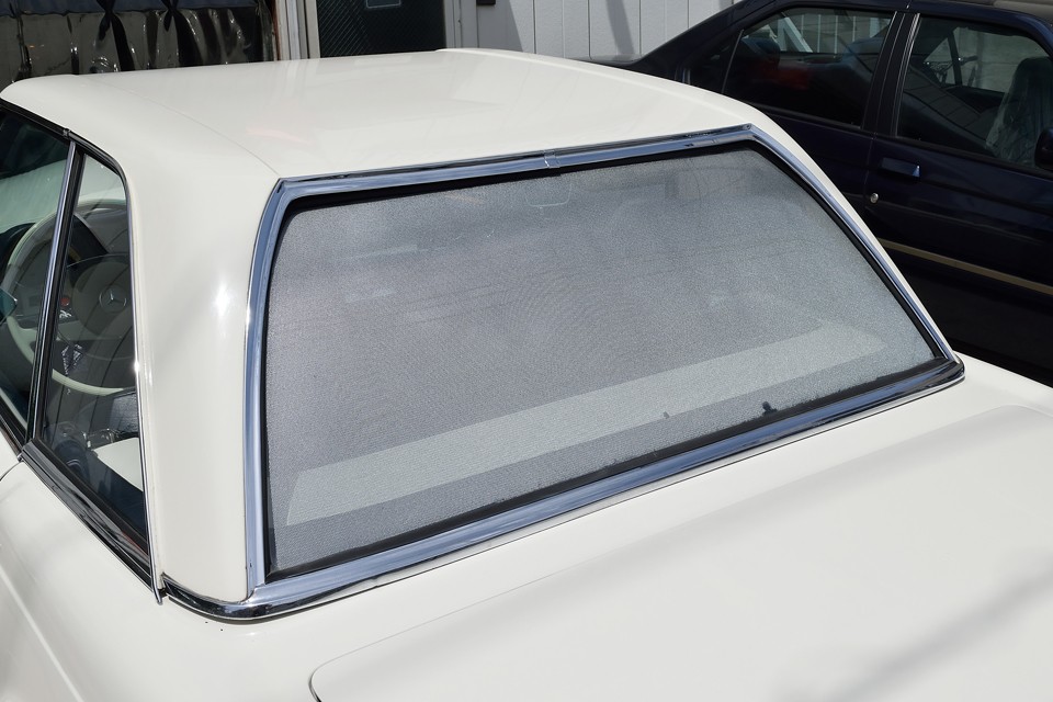 リアウインドウは本来、素ガラスですが、室内側からの視界は確保出来るシェードを取り付けてあります。これだけ広い面積なので日差対策は必要ですからね。後方からの視線を遮ってくれる効果も！