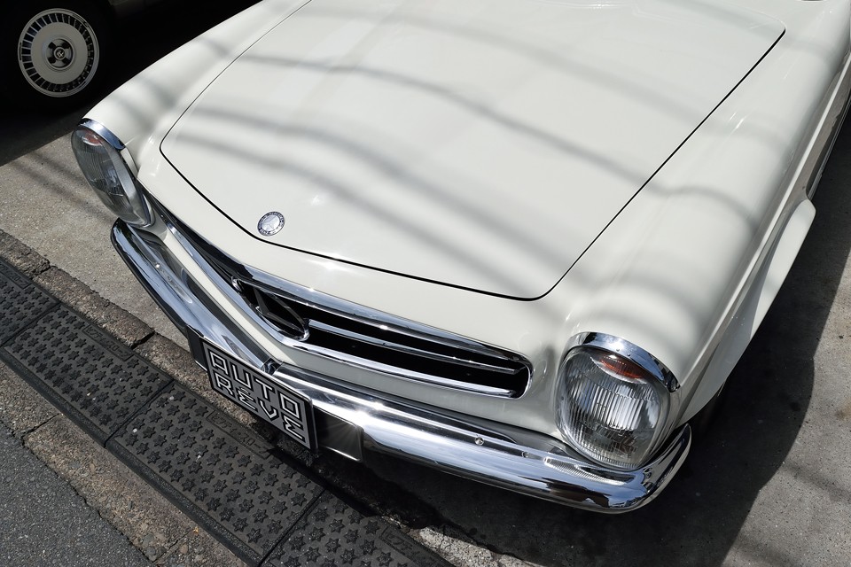 この時代のクルマの特徴でもあるメッキ部の輝き！グリル、バンパーともに、ご覧の通りの美しい輝きです！