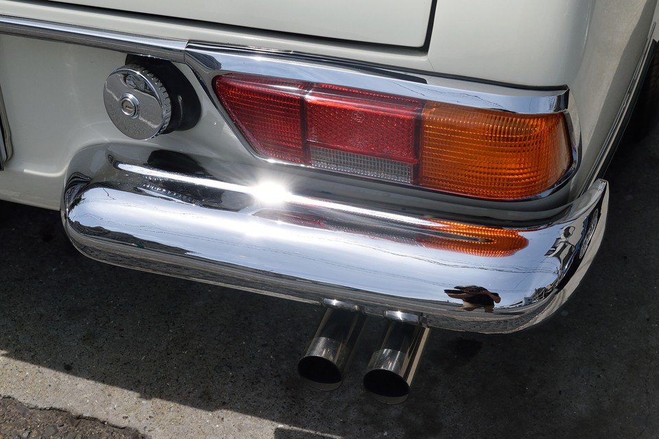 もちろんリアバンパー、リアレンズ周りのトリムも眩しいほどの輝き！