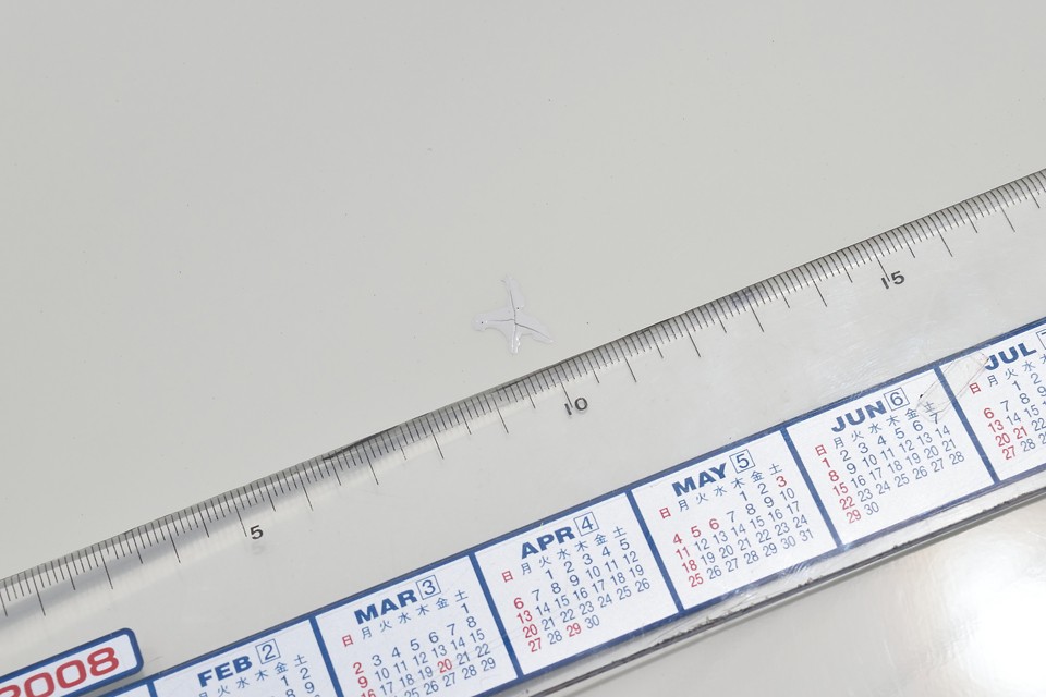 全体的にはかなり程度の良い美車ですが、それでも良く見ればやはり気になる点はあるわけで・・・私が見て気になるのは2点。まずはボンネットにあるこの塗装割れでしょうか。1cmほどの割れでタッチアップ補修跡があります。