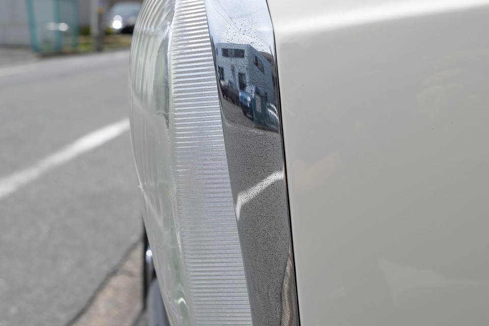 もう1点は左ヘッドライトトリムに、ご覧の程度ではありますが劣化が・・・これはガンバって磨けばもう少しキレイになりそうです。