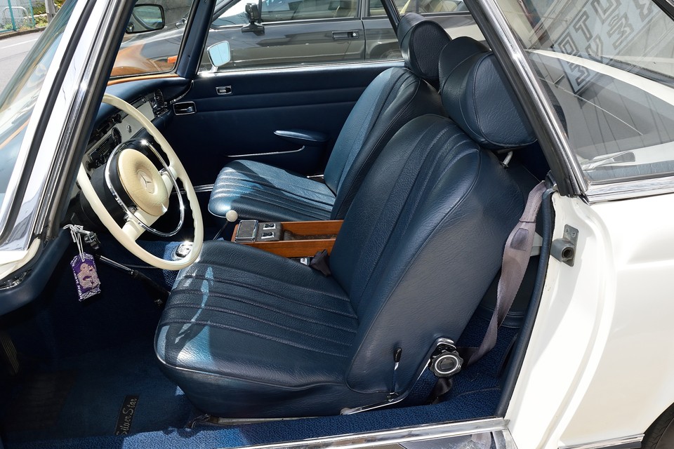 シートの座り心地は、この厚みをご覧いただければ一目瞭然ですね！タップリとしたソファーのように、柔らかく体を包み込んでくれます。