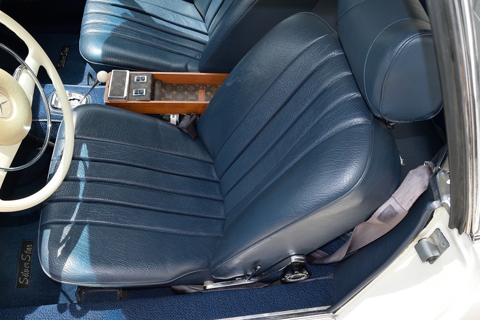 状態もかなり良いです。破れはもちろん、スレらしいスレも見受けられません。シートを1周するパイピングにも損傷はありません。