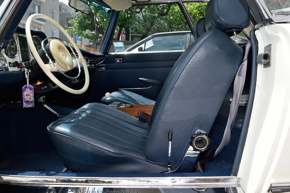 とてもクルマのシートとは思えないほどの厚く、柔らかな造りです。スポーツシートのように体を固定するのではなく、沈み込んで包まれることで、自然に体が安定する感じです。