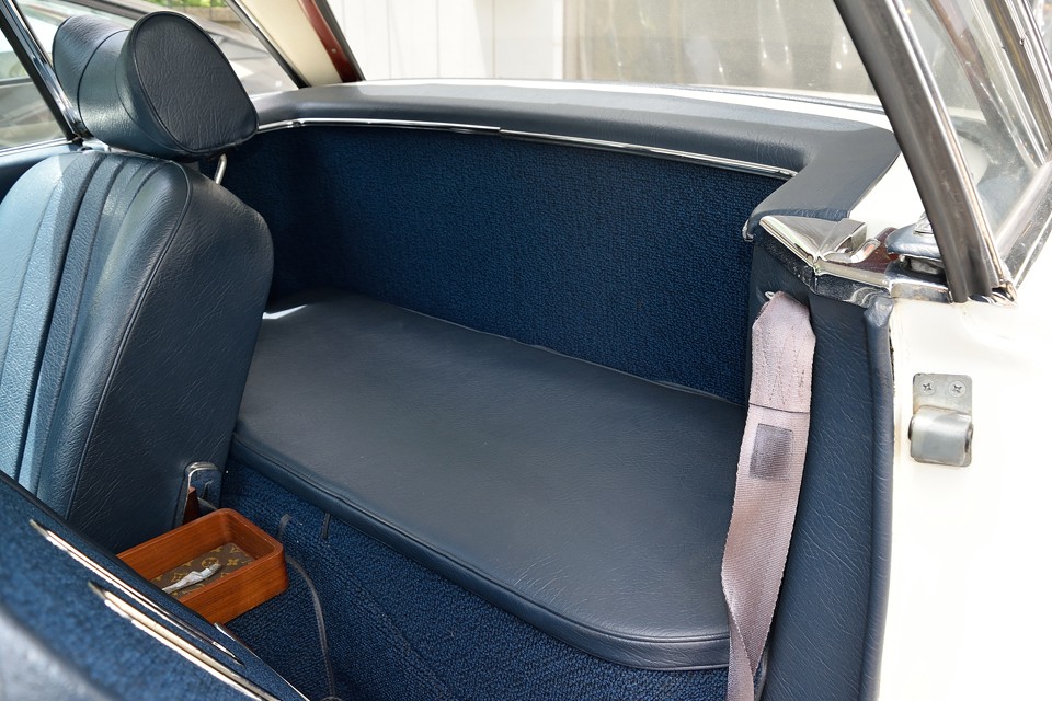 2人乗りですので、シート後部はラゲッジスペースになります。兎角2シーターは手荷物の置場にすら困る事が多いですが、これだけのスペースがあれば、その心配は要りませんね。