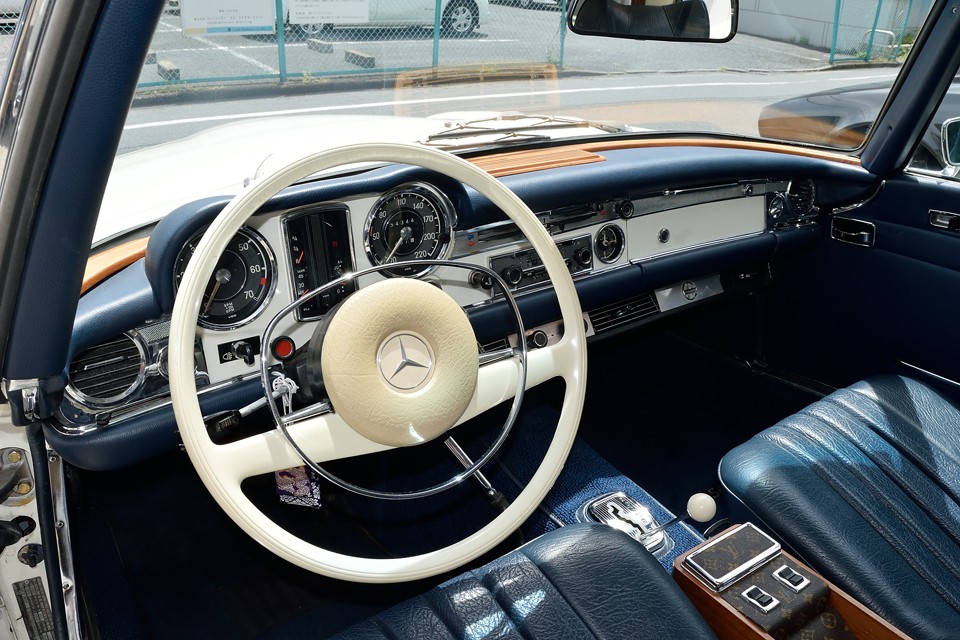 メーターパネルも華やかで豪華な印象ですが、良く見れば革や木材の使用は最小限。メルセデス独特の機械的な美しさがそう感じさせるのでしょうね。