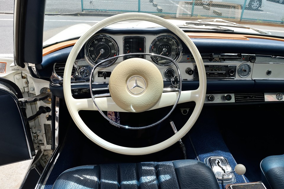 今やほとんど見かける事の無いホーンリングがステキですねぇ。それだけでも雰囲気のある白い細身のハンドルを、装飾品のように更に引き立ててくれます。