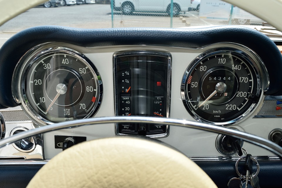 このキラキラと眩いばかりに輝く美しいメーター類・・・思わず見とれてしまいます。運転中はくれぐれもお気を付けくださいませ（苦笑）