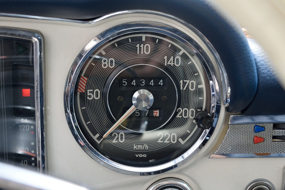 現在、走行距離計はご覧の数値ですが、距離が確認出来る過去50年間のすべての履歴が残っているわけではありませんので、「旧車につき走行不明」とさせていただきました。