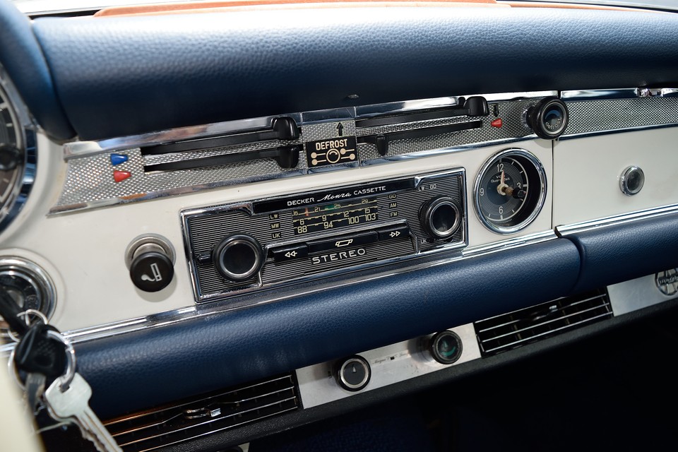 オーディオは当時のドイツ車では定番の「BECKAR」を装備！モデルは「BECKER Monza CASSETTE」。ラジオはちゃんと鳴りました！カセットはテープが無いので・・・。