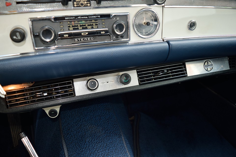 これもSLでは定番の「Kuhlmeister」製のクーラーユニットを装備！現代車のように室内全部がキンキンに、とはいきませんがちゃんと冷えます。