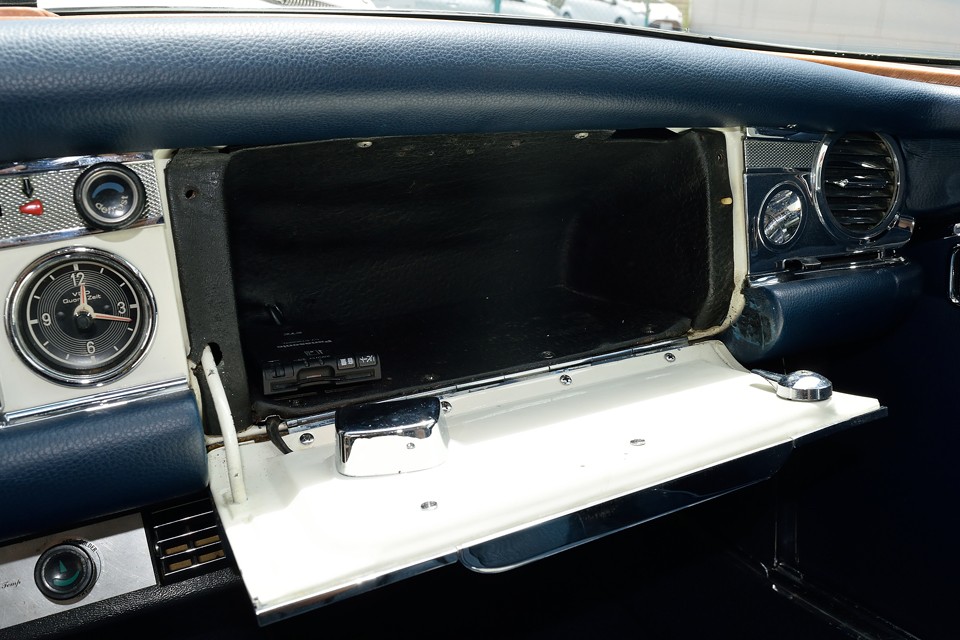 容量タップリのグローブボックスは、2シーターオープンでは重宝します。ETCももちろん装備です。