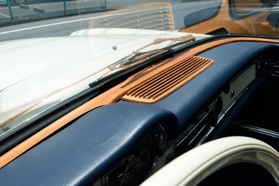 ブルーのインテリアに木目は少し違和感を感じますが、インテリアカラーが何色かに関わらずこの無着色の木製パーツが標準です。