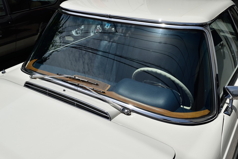 外から見るとこんな感じです。やはり少し違和感を感じますが、純正パーツなのでこれがオリジナルです。