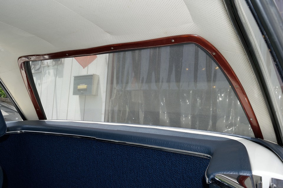 もうひとつ木製パーツがコレ。フロント・リアともに、視界に入りやすいところは光の反射の無い木製に、ということなんでしょうね。もちろん割れや目立つ劣化はありません。