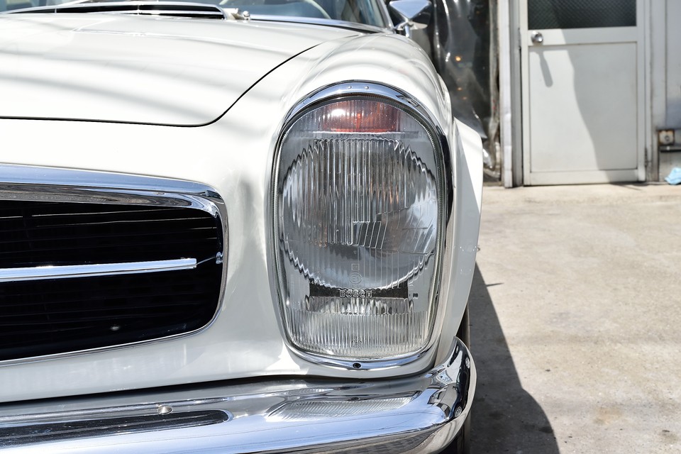 このクルマの最大の特徴と言ってもいい縦目のヘッドライトは、ご覧の通りとってもクリアー！白いボディと相まって、とても清潔感がありますね。