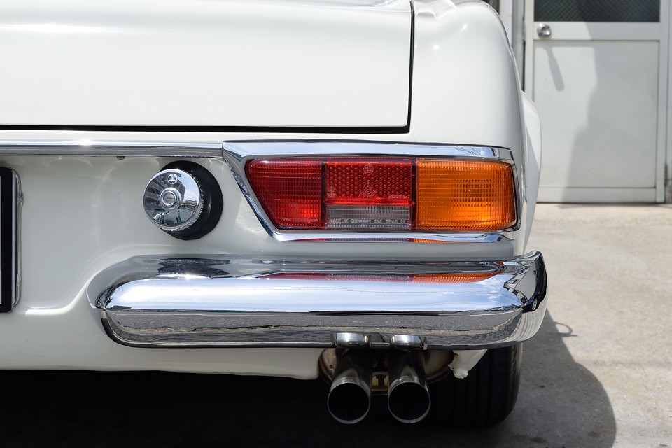 リアレンズももちろん問題無し！白、赤、オレンジにクロームのコントラストがとても上品な印象です。