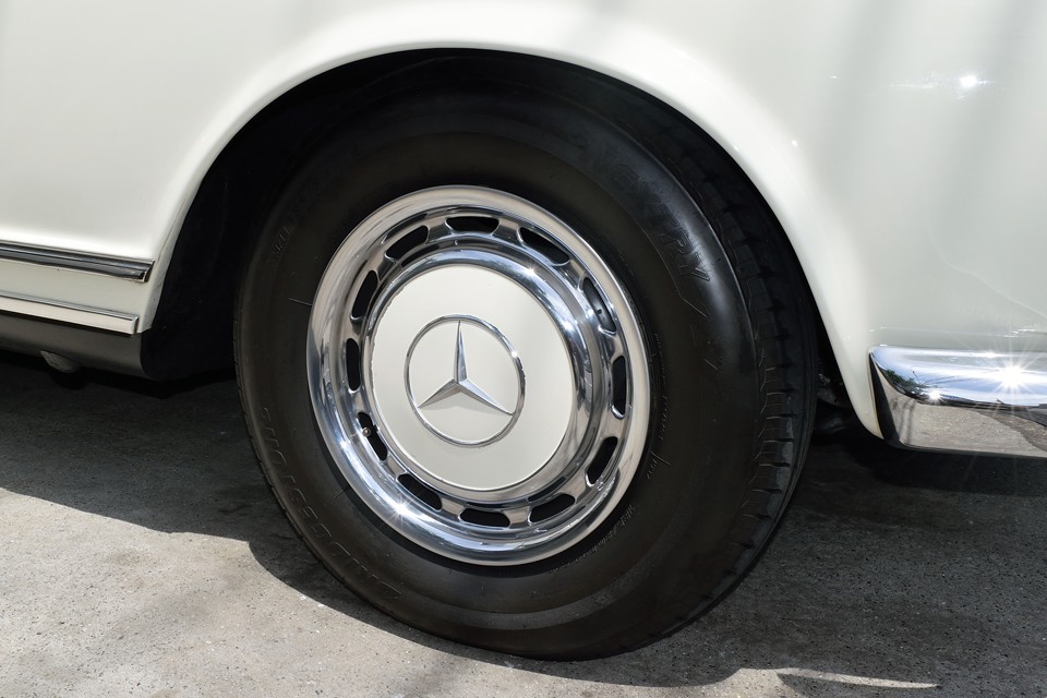 右フロントホイール。ホイールカラーはボディ同色がオリジナルなので、ボディの塗装に合わせて換装されています。