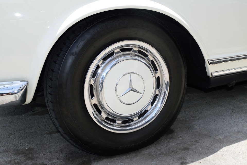 左フロントホイール。状態はここまで良くありませんが、トランク内に予備のホイールキャップがいくつかありますので、万が一、キズが付いてしまっても安心ですね。