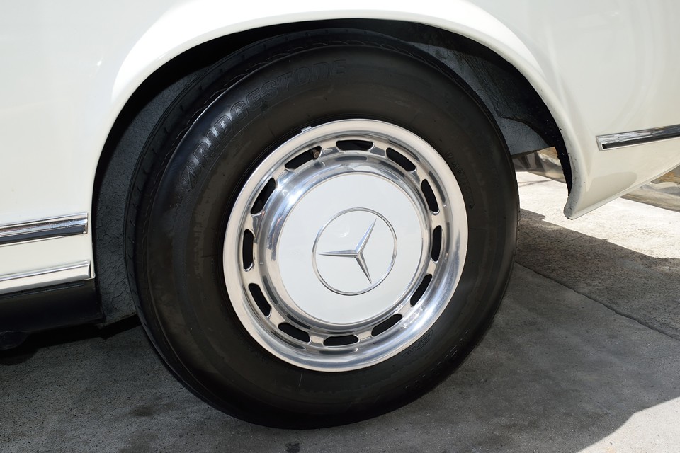 左リアホイール。サイズがあれば、タイヤをリボンタイヤにするのもいいかもしれませんね。一層上品なイメージになりそうです。