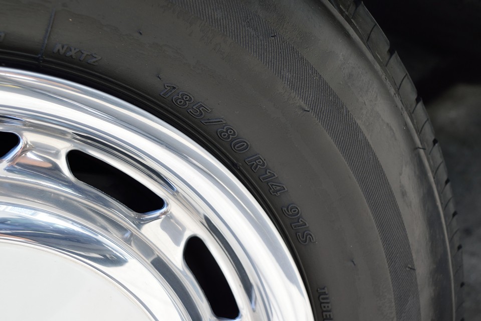 タイヤサイズは185/80R14。容易に、しかも安価で入手可能なサイズですので、「タイヤサイズが無くて！」なんて旧車に有りがちな心配も無用です。