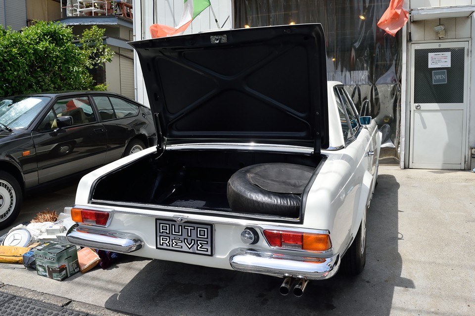 2シーターオープンとしては、かなり広めのトランクスペース。当然、トランクリッドも大きいのですが、バネ仕掛けで開閉は楽々！