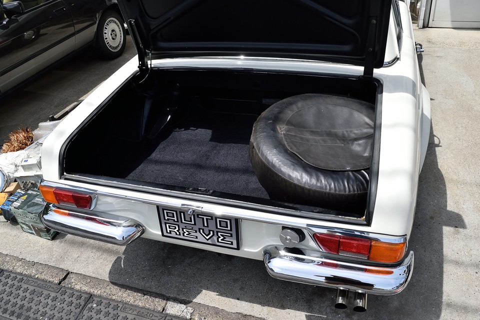 スペース自体は十分なのですが、ご覧のスペアタイヤのせいで、実際の積載スペースは限られてしまいます。