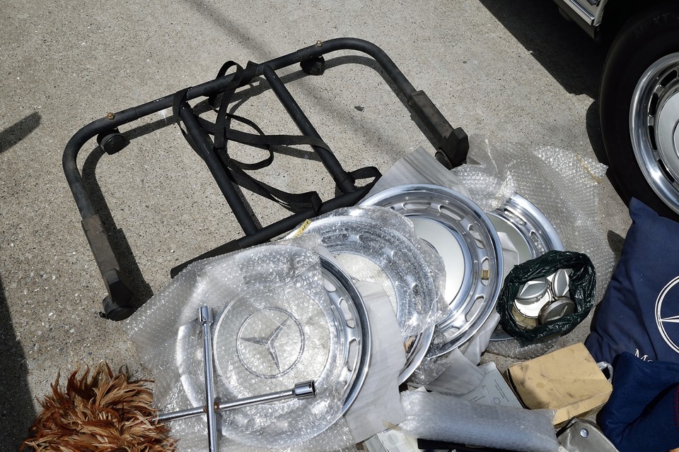 上にあるのはパゴダルーフスタンドです。外した時にどうするんだろう？と思っていた方、ご安心ください。ちゃんと立て掛けて収納できます。もちろん置いておくスペースは必要ですが・・・。