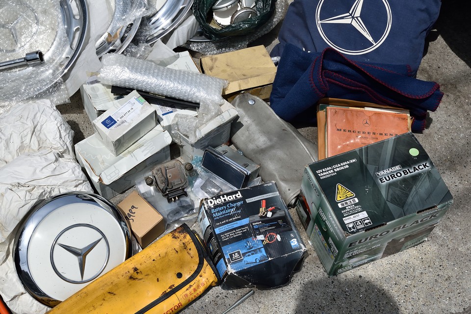 細々した予備パーツに、前述のホイールキャップ、バッテリー充電器、予備バッテリー、パーツリスト等々、すべて付属します。