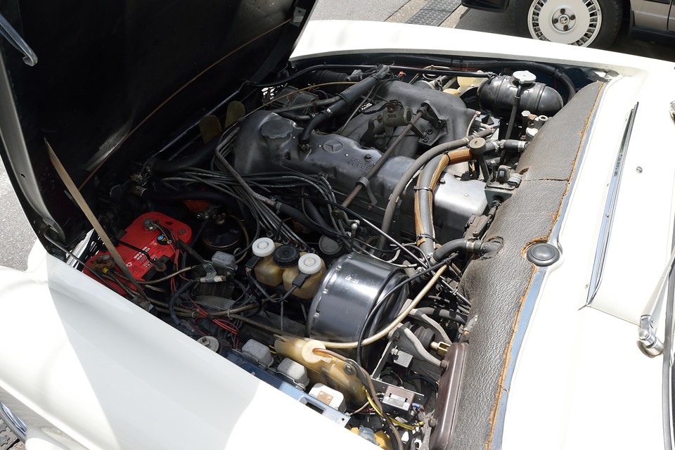 水冷直列6気筒SOHC 2,778cc、最高出力170PS/5,750rpm、最大トルク24.5kg-m/4200rpmを発生するパワーユニット！車両重量1340kgと比較的軽量なのでかなり力強い印象です。低い回転域からの十分なトルクで、ゆったりと余裕を持って走るのがスタイルですね。