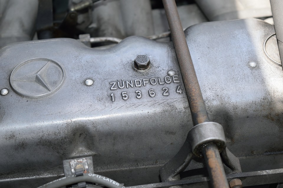 外装だけではなく、エンジンを含む機関系もビッカビカに仕上たフルレストア車ですと1000万円を超える個体もあるようですが、本車両は日頃のメンテナンスで維持されてきた、言わば「歴史の見える」個体です。