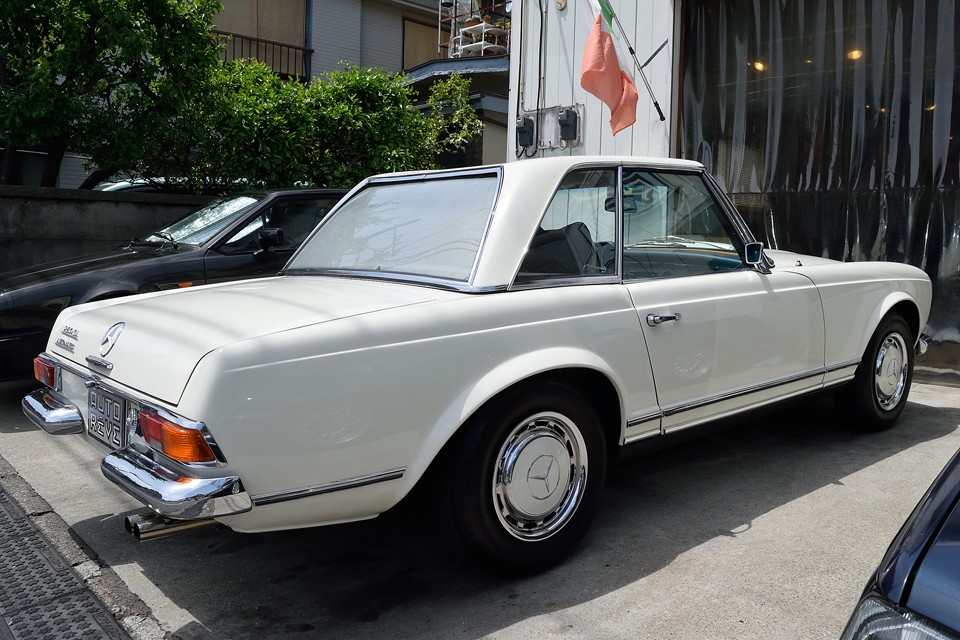 AUTOREVEでは扱いの少ないメルセデスですが、こと、この280SLに関しては、ドイツ車に有りがちな「完全無欠のマシン！」と言うより、「久々に逢った旧友」のような気がしてならないのです。