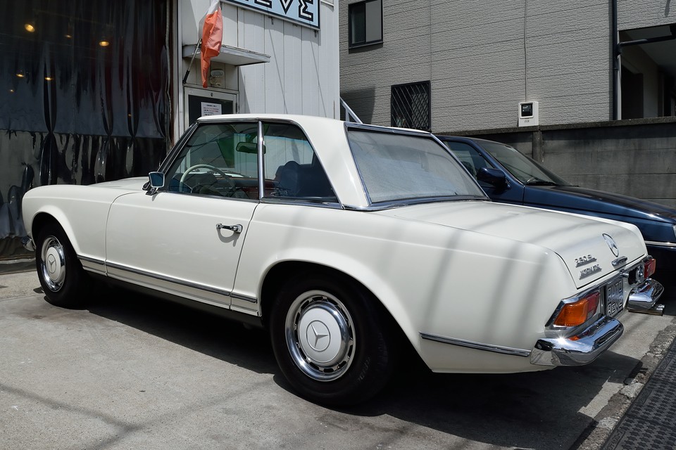 私もこのSLとほぼ同じくらいの年月を重ねてきたからなのでしょうか、拒絶するより受け入れることの難しさを知ると、このSLの包容力は心地良く感じてならないのです。語らずとも察してくれる心地良さみたいな・・・。