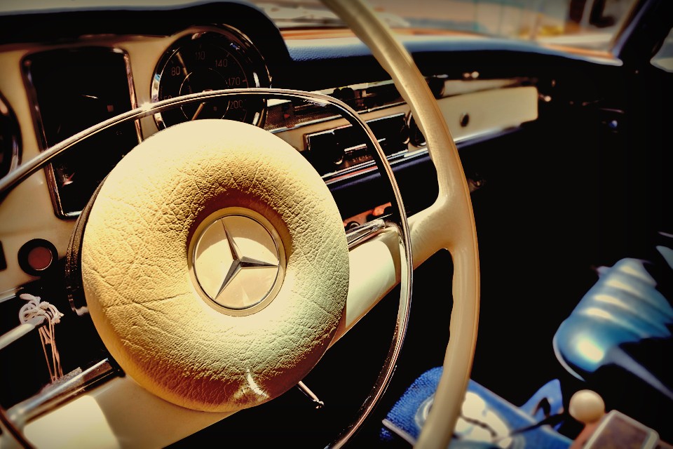 想像してみてください。SLの華奢なハンドルを駆って、目的地を決めない自由なドライブの時・・・6連の鼓動から生まれるたっぷりとしたトルクにやさしく背中を押される時・・・。