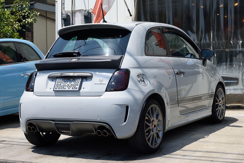 しかも、ご覧の通り、595の中でも一番過激でパワーのあるコンペティツォーネを更に過激なスタイルに！行くところまで行っちゃってるのが、潔い～！