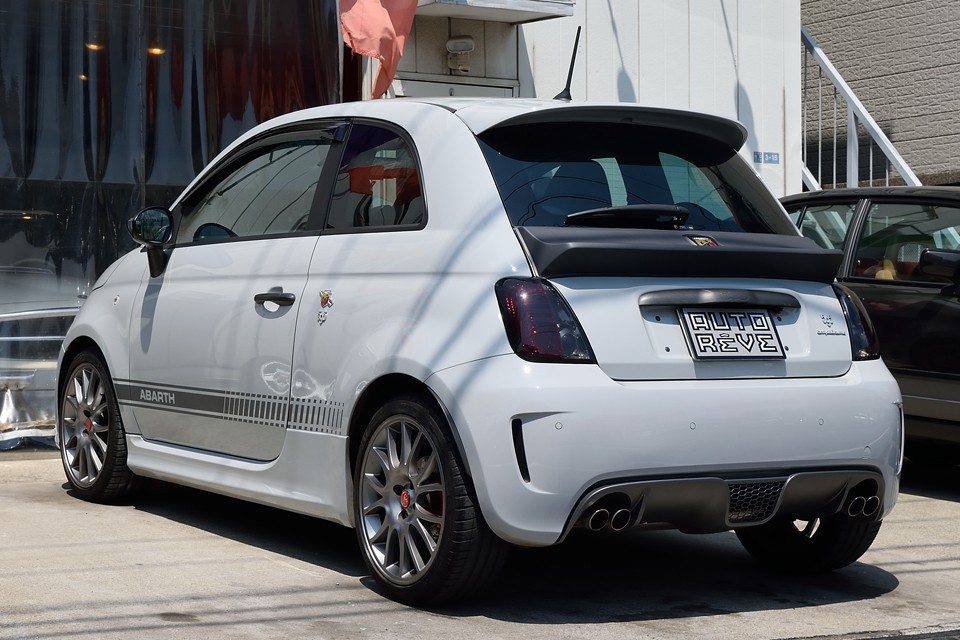 アバルトってもともとチューナーですからね、こういったカスタムパーツが似合うのも、当然と言えば当然！