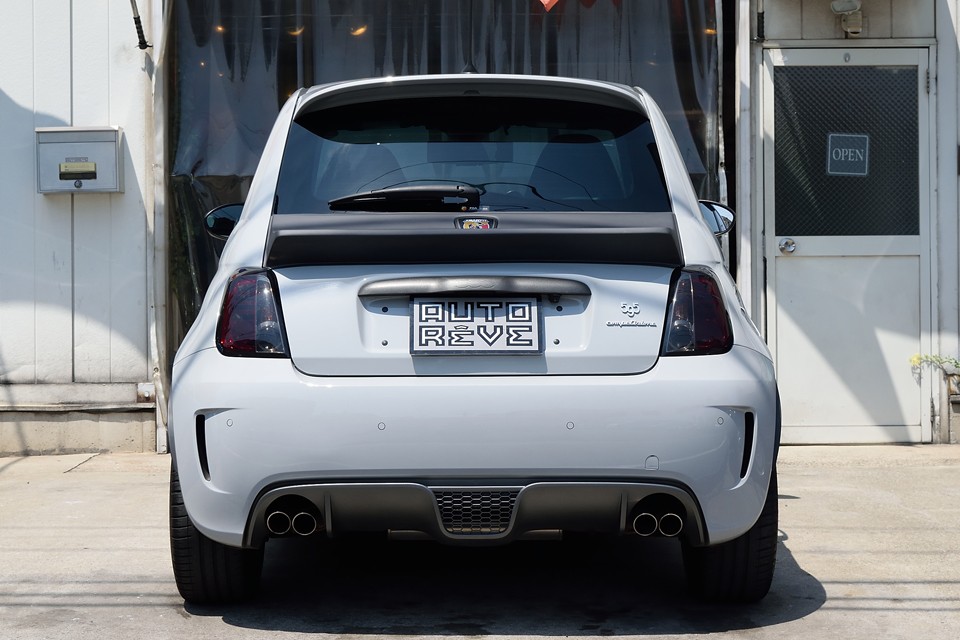 フロントに比べて、リアはご覧の通りの大迫力！ボディサイズから考えると異様なくらい大きなリアスポイラーですが、もともとこんな設定があるかのようなまとまり感はさすがアバルト！